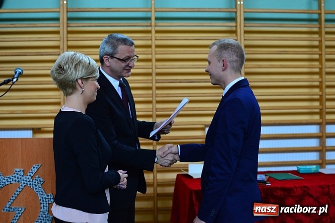 Zdjęcie w galerii na portalu naszraciborz.pl: Absolwenci Mechanika odebrali świadectwa ukończenia szkoły wiadomości z regionu