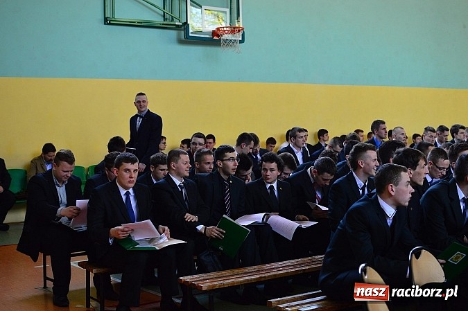 Zdjęcie w galerii na portalu naszraciborz.pl: Absolwenci Mechanika odebrali świadectwa ukończenia szkoły wiadomości z regionu