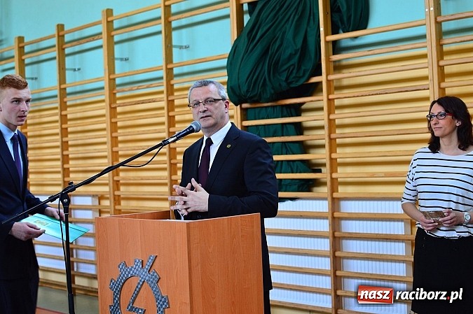 Zdjęcie w galerii na portalu naszraciborz.pl: Absolwenci Mechanika odebrali świadectwa ukończenia szkoły wiadomości z regionu