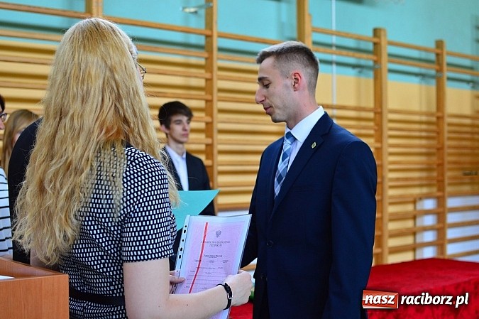 Zdjęcie w galerii na portalu naszraciborz.pl: Absolwenci Mechanika odebrali świadectwa ukończenia szkoły wiadomości z regionu