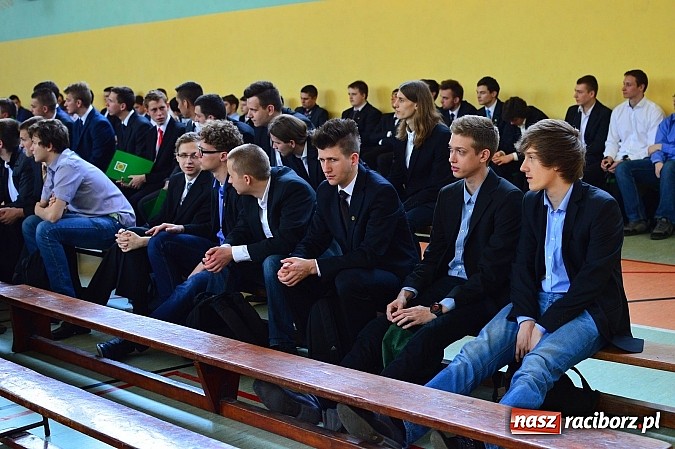 Zdjęcie w galerii na portalu naszraciborz.pl: Absolwenci Mechanika odebrali świadectwa ukończenia szkoły wiadomości z regionu