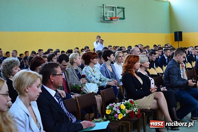 Zdjęcie w galerii na portalu naszraciborz.pl: Absolwenci Mechanika odebrali świadectwa ukończenia szkoły wiadomości z regionu
