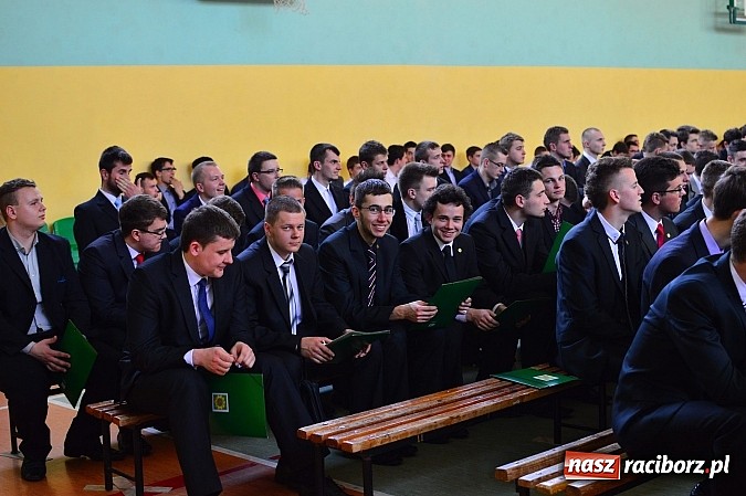 Zdjęcie w galerii na portalu naszraciborz.pl: Absolwenci Mechanika odebrali świadectwa ukończenia szkoły wiadomości z regionu