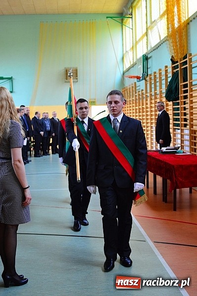 Zdjęcie w galerii na portalu naszraciborz.pl: Absolwenci Mechanika odebrali świadectwa ukończenia szkoły wiadomości z regionu