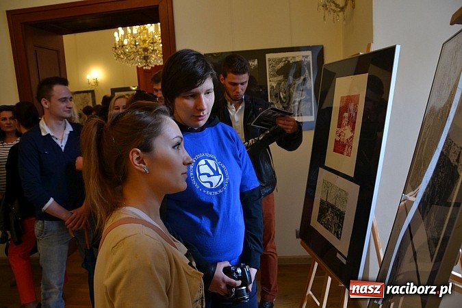 Zdjęcie w galerii na portalu naszraciborz.pl: Grafiki członk&oacute;w Koła Naukowego GRAFIT - na zamku otwarto nową wystawę wiadomości z regionu