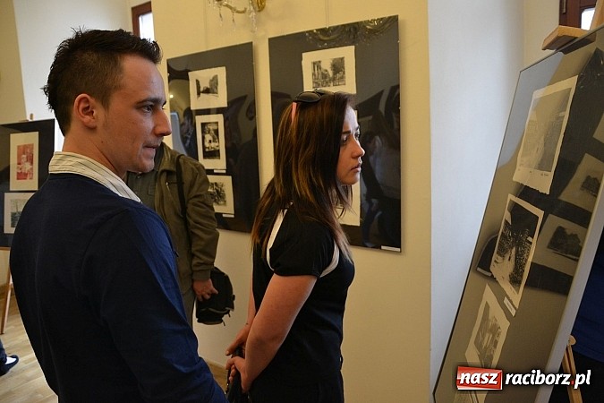 Zdjęcie w galerii na portalu naszraciborz.pl: Grafiki członk&oacute;w Koła Naukowego GRAFIT - na zamku otwarto nową wystawę wiadomości z regionu