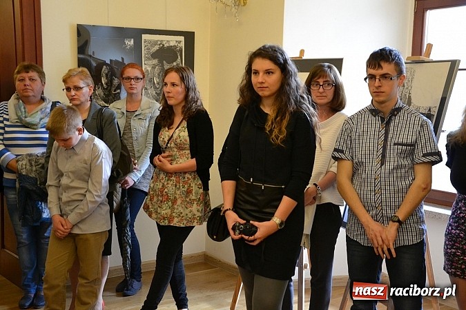 Zdjęcie w galerii na portalu naszraciborz.pl: Grafiki członk&oacute;w Koła Naukowego GRAFIT - na zamku otwarto nową wystawę wiadomości z regionu