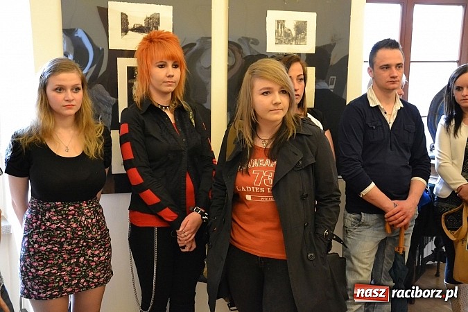 Zdjęcie w galerii na portalu naszraciborz.pl: Grafiki członk&oacute;w Koła Naukowego GRAFIT - na zamku otwarto nową wystawę wiadomości z regionu