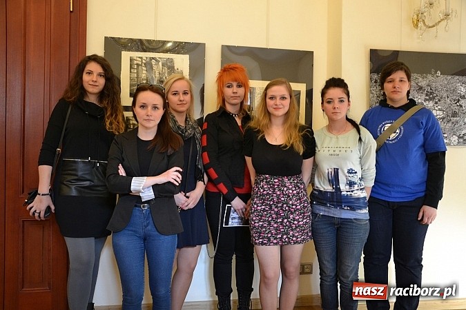 Zdjęcie w galerii na portalu naszraciborz.pl: Grafiki członk&oacute;w Koła Naukowego GRAFIT - na zamku otwarto nową wystawę wiadomości z regionu