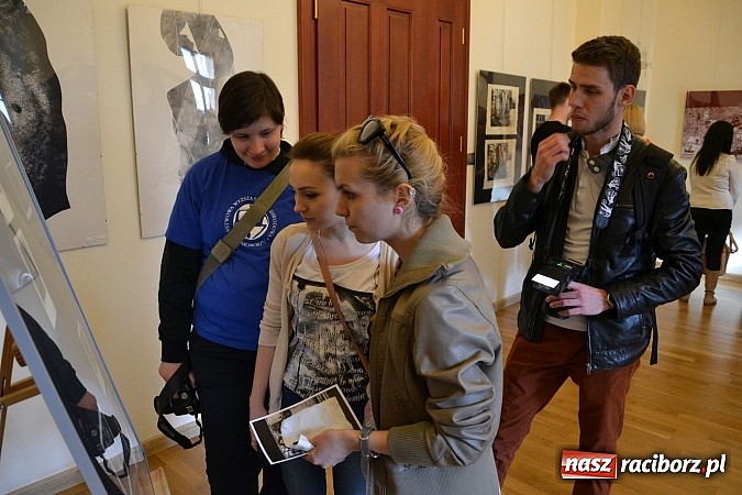 Zdjęcie w galerii na portalu naszraciborz.pl: Grafiki członk&oacute;w Koła Naukowego GRAFIT - na zamku otwarto nową wystawę wiadomości z regionu