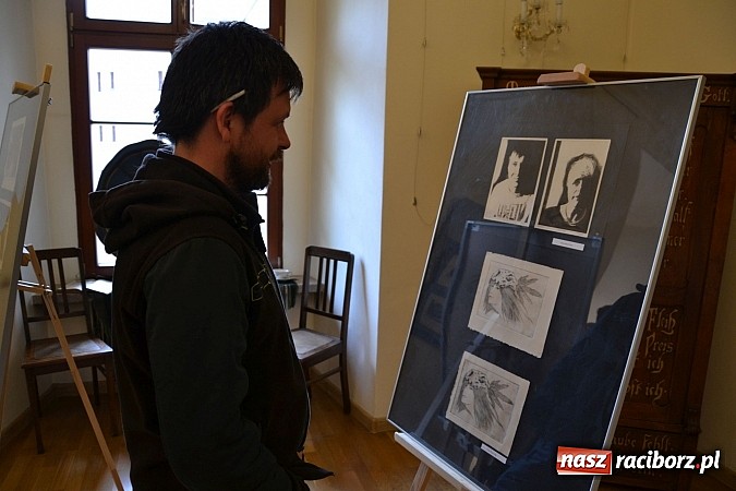 Zdjęcie w galerii na portalu naszraciborz.pl: Grafiki członk&oacute;w Koła Naukowego GRAFIT - na zamku otwarto nową wystawę wiadomości z regionu