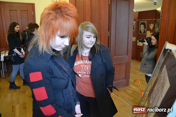 Zdjęcie w galerii na portalu naszraciborz.pl: Grafiki członk&oacute;w Koła Naukowego GRAFIT - na zamku otwarto nową wystawę wiadomości z regionu