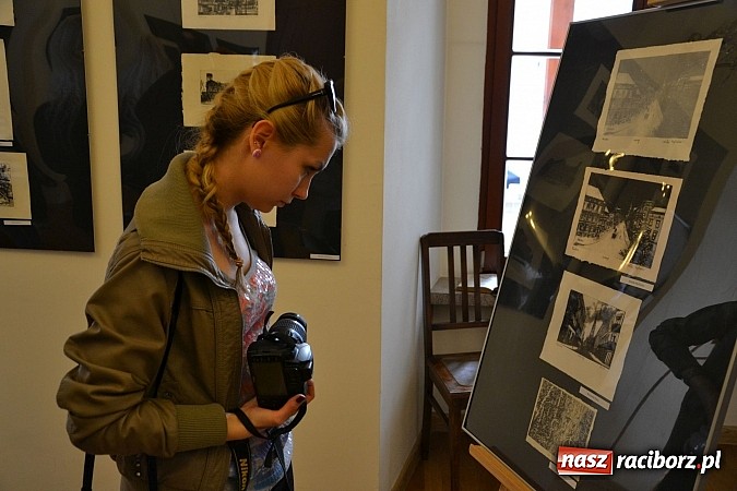 Zdjęcie w galerii na portalu naszraciborz.pl: Grafiki członk&oacute;w Koła Naukowego GRAFIT - na zamku otwarto nową wystawę wiadomości z regionu