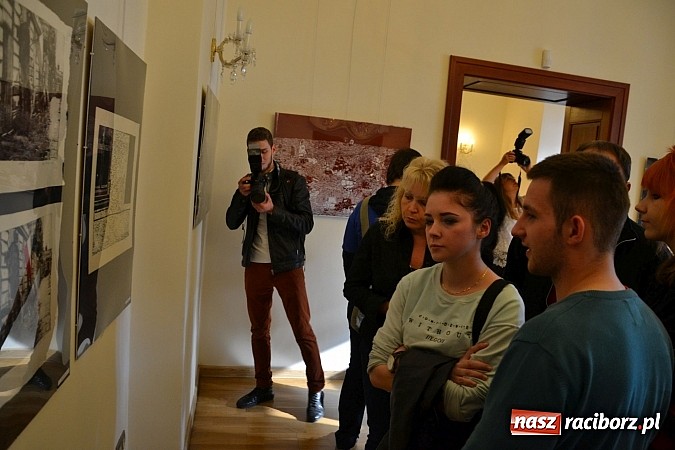 Zdjęcie w galerii na portalu naszraciborz.pl: Grafiki członk&oacute;w Koła Naukowego GRAFIT - na zamku otwarto nową wystawę wiadomości z regionu