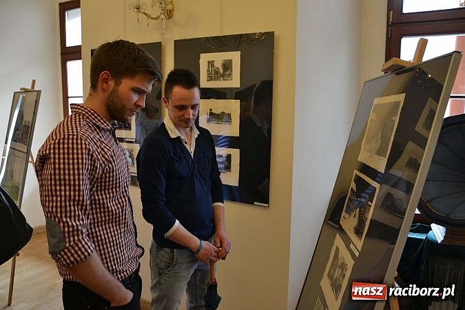 Zdjęcie w galerii na portalu naszraciborz.pl: Grafiki członk&oacute;w Koła Naukowego GRAFIT - na zamku otwarto nową wystawę wiadomości z regionu