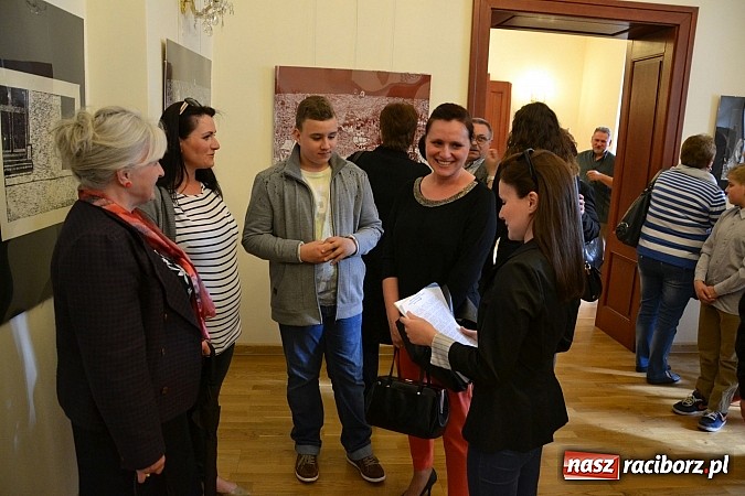 Zdjęcie w galerii na portalu naszraciborz.pl: Grafiki członk&oacute;w Koła Naukowego GRAFIT - na zamku otwarto nową wystawę wiadomości z regionu