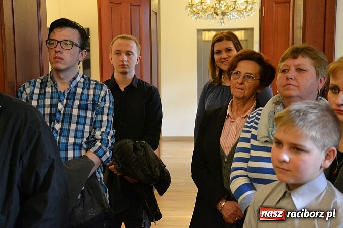 Zdjęcie w galerii na portalu naszraciborz.pl: Grafiki członk&oacute;w Koła Naukowego GRAFIT - na zamku otwarto nową wystawę wiadomości z regionu