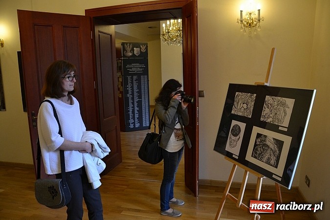 Zdjęcie w galerii na portalu naszraciborz.pl: Grafiki członk&oacute;w Koła Naukowego GRAFIT - na zamku otwarto nową wystawę wiadomości z regionu