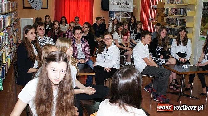 Zdjęcie w galerii na portalu naszraciborz.pl: Tw&oacute;rcze zmagania i wyzwania w książnicy wiadomości z regionu