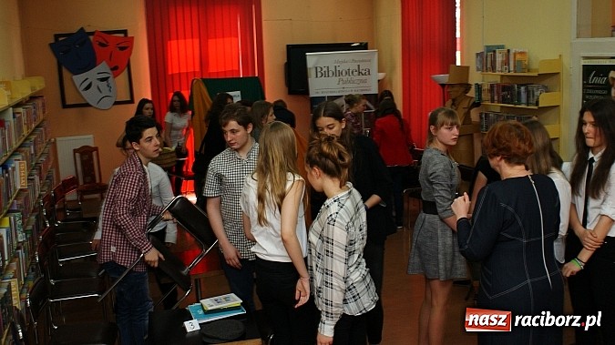 Zdjęcie w galerii na portalu naszraciborz.pl: Tw&oacute;rcze zmagania i wyzwania w książnicy wiadomości z regionu