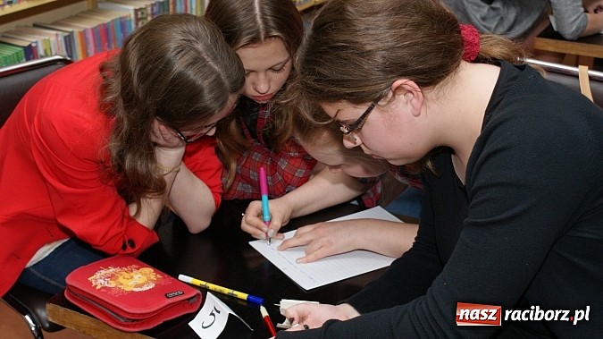Zdjęcie w galerii na portalu naszraciborz.pl: Tw&oacute;rcze zmagania i wyzwania w książnicy wiadomości z regionu