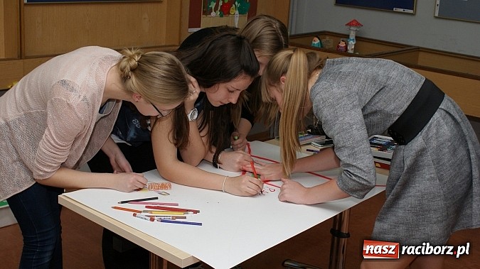 Zdjęcie w galerii na portalu naszraciborz.pl: Tw&oacute;rcze zmagania i wyzwania w książnicy wiadomości z regionu