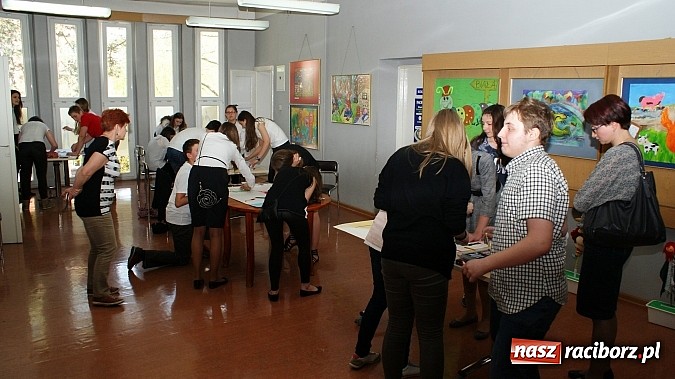 Zdjęcie w galerii na portalu naszraciborz.pl: Tw&oacute;rcze zmagania i wyzwania w książnicy wiadomości z regionu