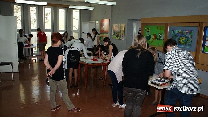 Zdjęcie w galerii na portalu naszraciborz.pl: Tw&oacute;rcze zmagania i wyzwania w książnicy wiadomości z regionu