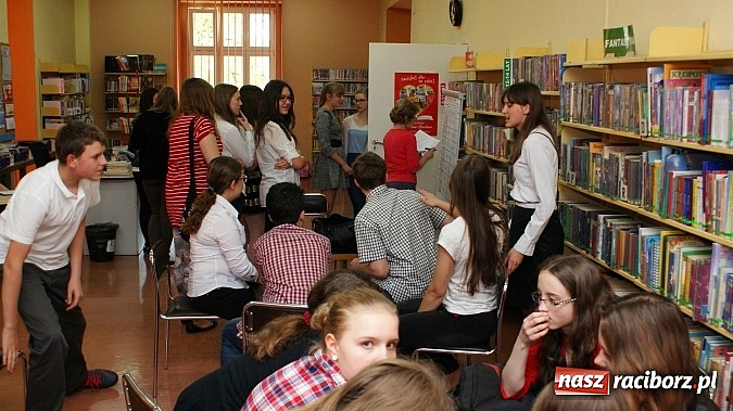 Zdjęcie w galerii na portalu naszraciborz.pl: Tw&oacute;rcze zmagania i wyzwania w książnicy wiadomości z regionu