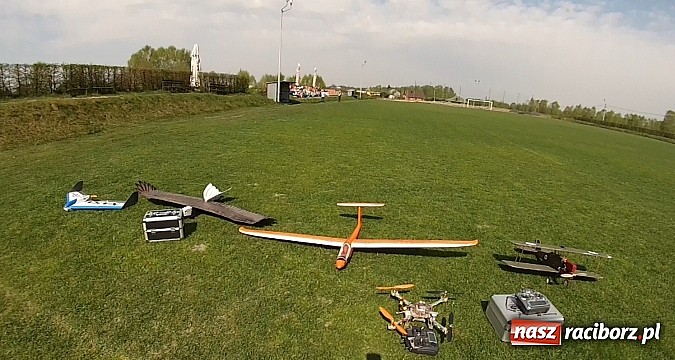 Zdjęcie w galerii na portalu naszraciborz.pl: Skrzydlaty Racibórz dał pokaz modelarski w Raszczycach  wiadomości z regionu