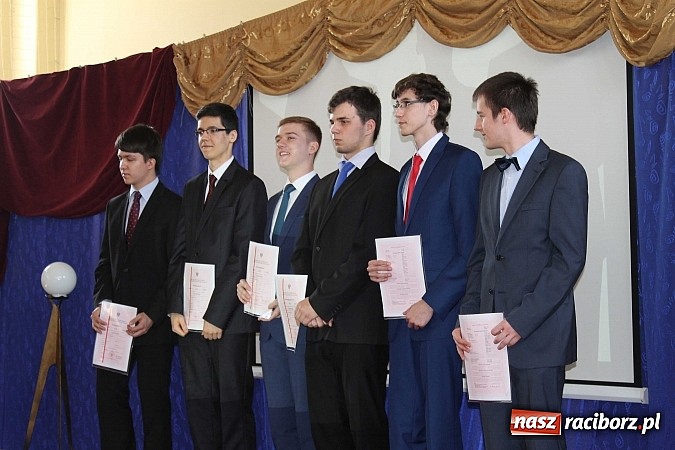 Zdjęcie w galerii na portalu naszraciborz.pl: II LO pożegnało swoich maturzystów. Teraz już tylko nauka przed egzaminem dojrzałości wiadomości z regionu