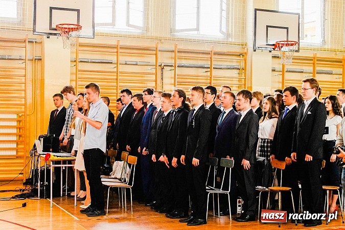 Zdjęcie w galerii na portalu naszraciborz.pl: II LO pożegnało swoich maturzystów. Teraz już tylko nauka przed egzaminem dojrzałości wiadomości z regionu