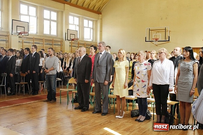 Zdjęcie w galerii na portalu naszraciborz.pl: II LO pożegnało swoich maturzystów. Teraz już tylko nauka przed egzaminem dojrzałości wiadomości z regionu