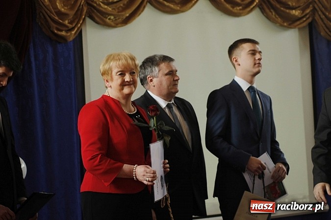 Zdjęcie w galerii na portalu naszraciborz.pl: II LO pożegnało swoich maturzystów. Teraz już tylko nauka przed egzaminem dojrzałości wiadomości z regionu