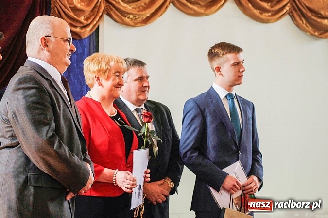 Zdjęcie w galerii na portalu naszraciborz.pl: II LO pożegnało swoich maturzystów. Teraz już tylko nauka przed egzaminem dojrzałości wiadomości z regionu