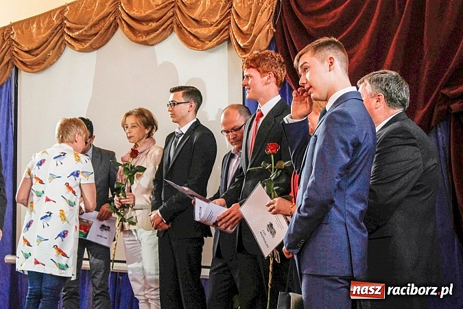 Zdjęcie w galerii na portalu naszraciborz.pl: II LO pożegnało swoich maturzystów. Teraz już tylko nauka przed egzaminem dojrzałości wiadomości z regionu