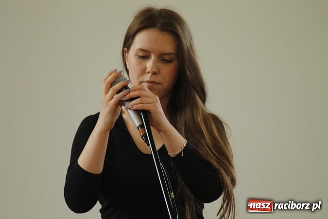 Zdjęcie w galerii na portalu naszraciborz.pl: II LO pożegnało swoich maturzystów. Teraz już tylko nauka przed egzaminem dojrzałości wiadomości z regionu