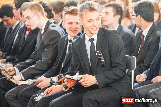 Zdjęcie w galerii na portalu naszraciborz.pl: II LO pożegnało swoich maturzystów. Teraz już tylko nauka przed egzaminem dojrzałości wiadomości z regionu