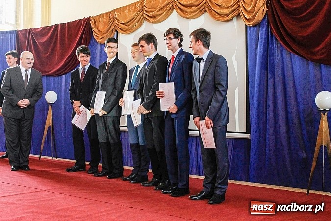 Zdjęcie w galerii na portalu naszraciborz.pl: II LO pożegnało swoich maturzystów. Teraz już tylko nauka przed egzaminem dojrzałości wiadomości z regionu