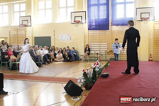 Zdjęcie w galerii na portalu naszraciborz.pl: II LO pożegnało swoich maturzystów. Teraz już tylko nauka przed egzaminem dojrzałości wiadomości z regionu