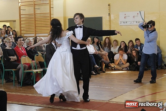 Zdjęcie w galerii na portalu naszraciborz.pl: II LO pożegnało swoich maturzystów. Teraz już tylko nauka przed egzaminem dojrzałości wiadomości z regionu