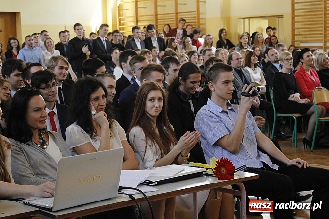Zdjęcie w galerii na portalu naszraciborz.pl: II LO pożegnało swoich maturzystów. Teraz już tylko nauka przed egzaminem dojrzałości wiadomości z regionu