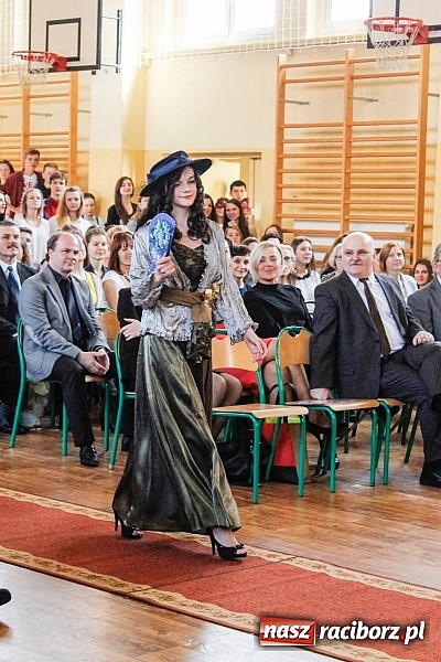 Zdjęcie w galerii na portalu naszraciborz.pl: II LO pożegnało swoich maturzystów. Teraz już tylko nauka przed egzaminem dojrzałości wiadomości z regionu