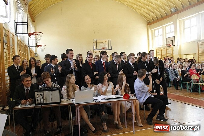 Zdjęcie w galerii na portalu naszraciborz.pl: II LO pożegnało swoich maturzystów. Teraz już tylko nauka przed egzaminem dojrzałości wiadomości z regionu