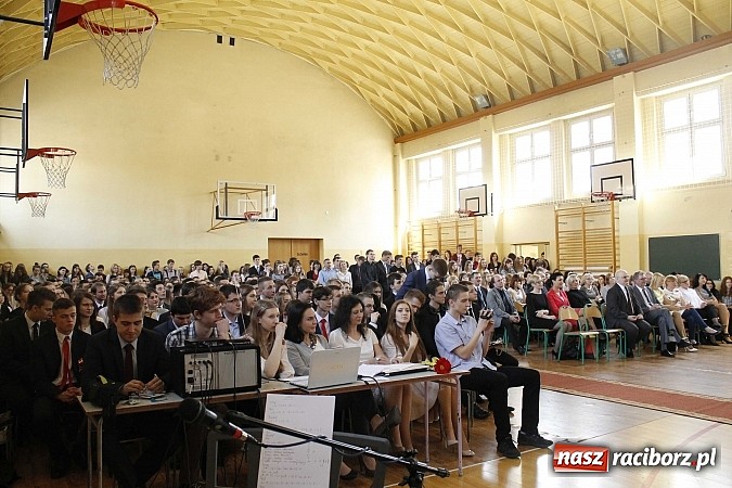 Zdjęcie w galerii na portalu naszraciborz.pl: II LO pożegnało swoich maturzystów. Teraz już tylko nauka przed egzaminem dojrzałości wiadomości z regionu