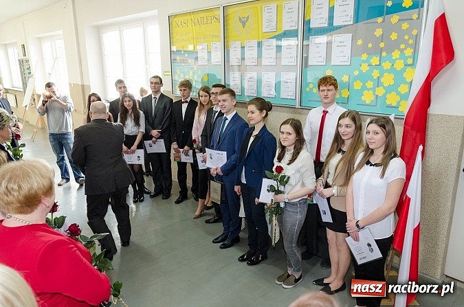 Zdjęcie w galerii na portalu naszraciborz.pl: II LO pożegnało swoich maturzystów. Teraz już tylko nauka przed egzaminem dojrzałości wiadomości z regionu