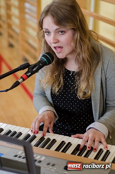 Zdjęcie w galerii na portalu naszraciborz.pl: II LO pożegnało swoich maturzystów. Teraz już tylko nauka przed egzaminem dojrzałości wiadomości z regionu