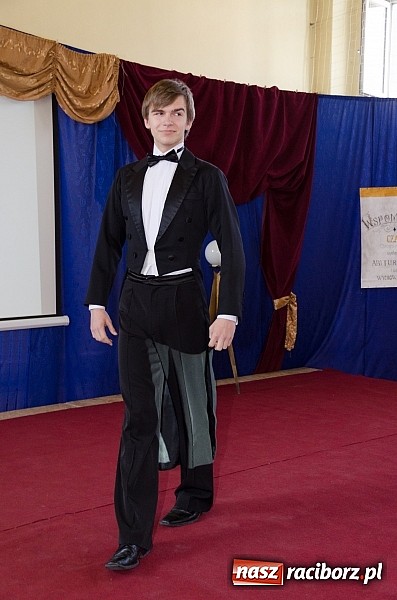 Zdjęcie w galerii na portalu naszraciborz.pl: II LO pożegnało swoich maturzystów. Teraz już tylko nauka przed egzaminem dojrzałości wiadomości z regionu