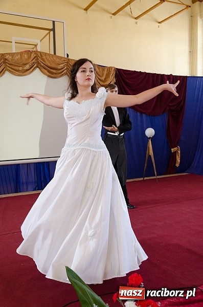 Zdjęcie w galerii na portalu naszraciborz.pl: II LO pożegnało swoich maturzystów. Teraz już tylko nauka przed egzaminem dojrzałości wiadomości z regionu