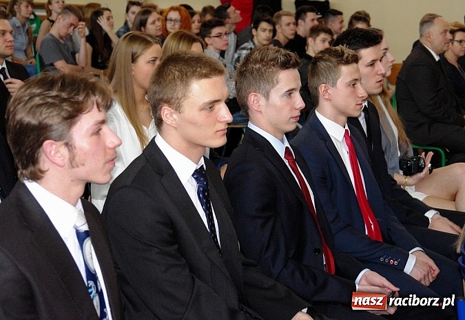 Zdjęcie w galerii na portalu naszraciborz.pl: Wielcy mistrzowie odebrali świadectwa ukończenia ZSOMS. Teraz matura wiadomości z regionu